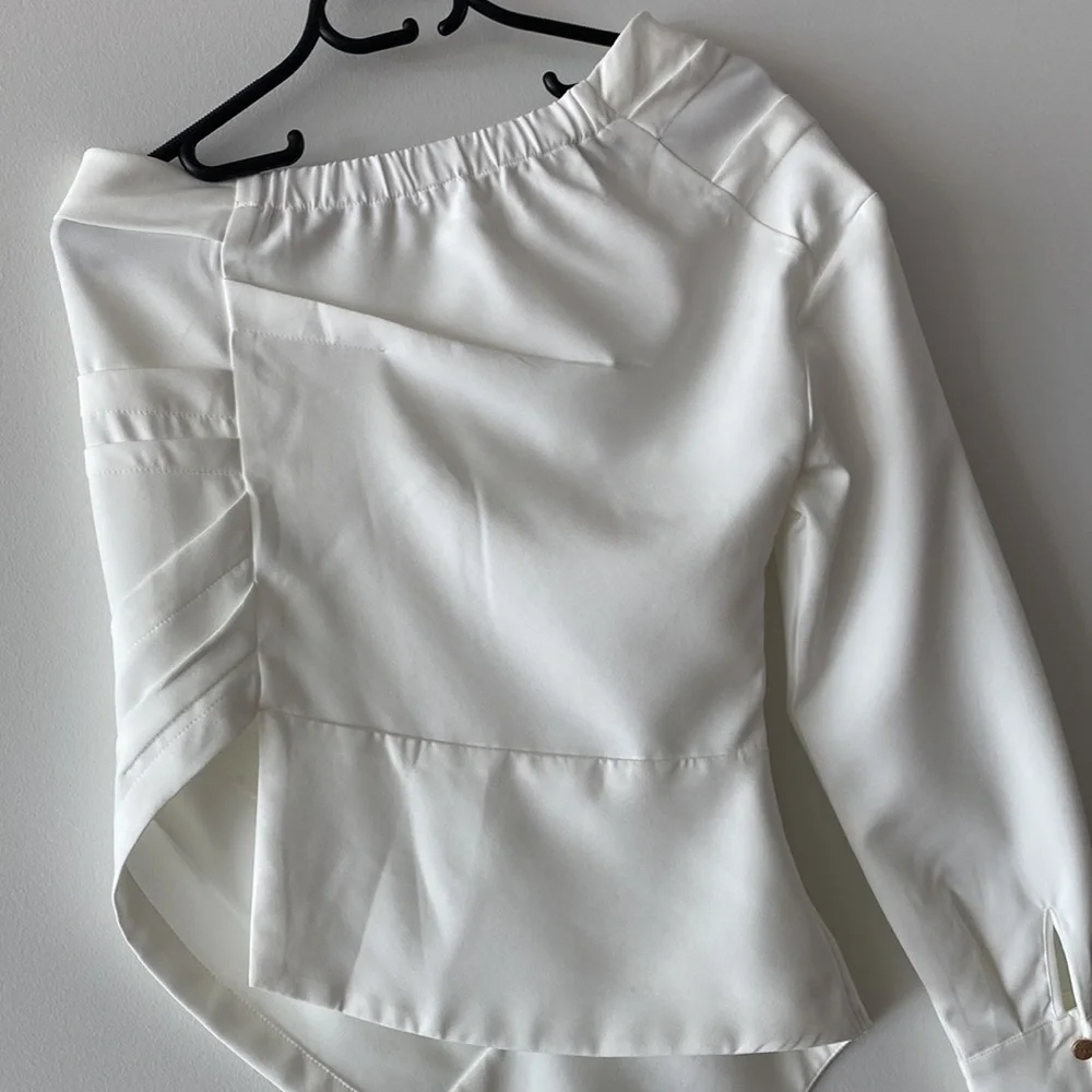 ๐ CAZNC THE LABEL - White One Shoulder Top๐ - Picture 4 of 16